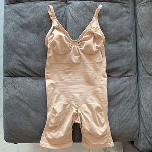 SKIMS Sculpting Bodysuit Mid-thigh with open Gusset